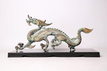 Sculpture de dragon à effet bronze sinueux sur socle laqué -, Antiquités & Art