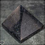 Natuurlijke arfvedsoniet-piramide met granaat- 643.51 g