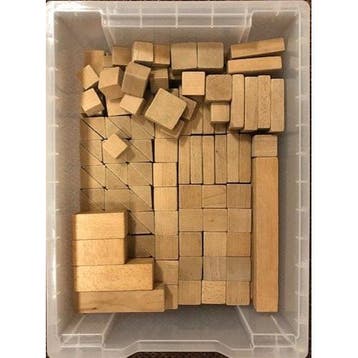 Houten blokjes in een bak.1, Verzenden