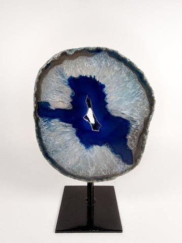 Agate avec géode de cristal de roche sur socle Géode -