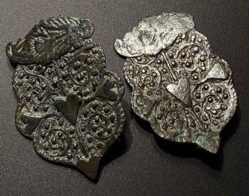 Post-médiéval Bronze, deux attaches de ceinture, richement