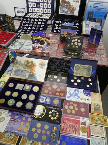 Wereld. Collection of coins/banknote/medals/euro inkl. pp, Postzegels en Munten