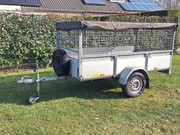 TE HUUR: Aanhangwagen - Groenaanhanger met loofrekken, Ophalen