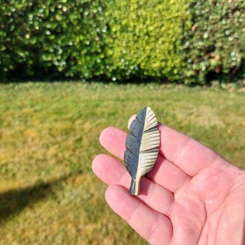 Veer uit gouden obsidiaan gehouwen. Symbool van spirituele