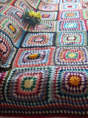Couverture vintage charmante, réalisée au crochet avec un