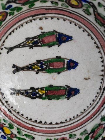 Fritwarebord met vis - steenpaste - Midden-Oosten - Qajar