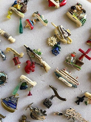 speldjes Toerisme: grote verzameling speldjes van steden en