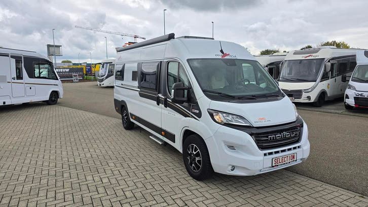 Malibu Van 640 met automaat, trekhaak en twinbedden 49470, Caravanes & Camping, Camping-cars