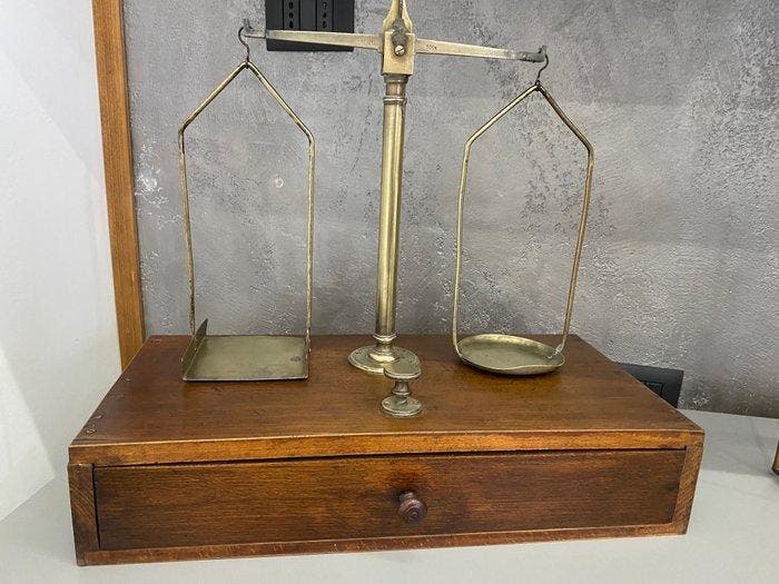 Weegschaal - Hout messing - Antieke juweliersweegschaal, Antiquités & Art, Antiquités | Assiettes décoratives & Carrelages