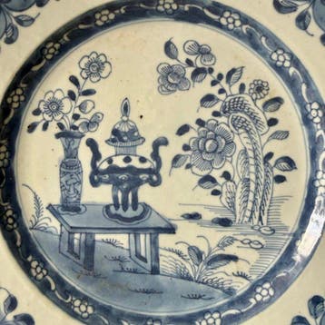 Antiek - Bord - Blauw-Wit - Porselein