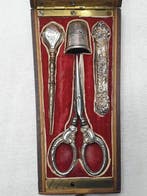 Naaiset - Naai-set
