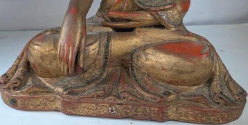 Antiek standbeeld Burmese Buddha Mandalay stijl. - massief