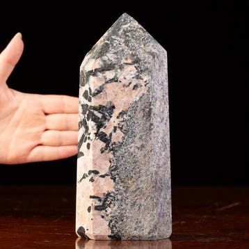 Obelisk in pegmatiet met zwarte toermalijn en roze