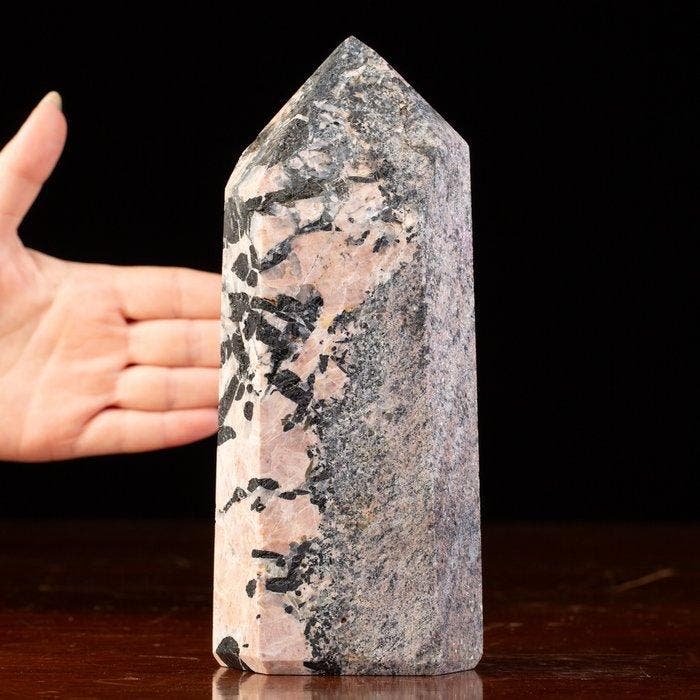 Obelisk in pegmatiet met zwarte toermalijn en roze, Verzamelen, Mineralen en Fossielen
