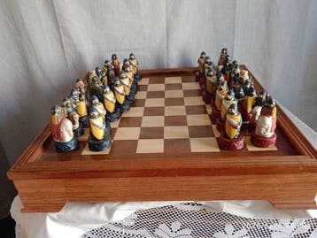 Jeu déchecs - bois et porcelaine