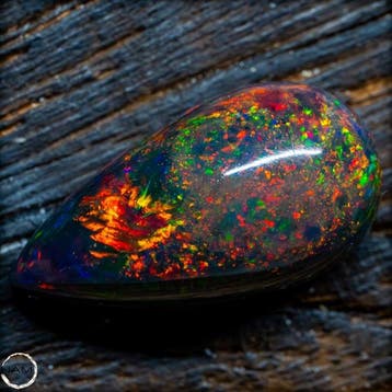 Edelster Black Opal in fel regenboogkleuren – Een vuurwerk, Antiek en Kunst