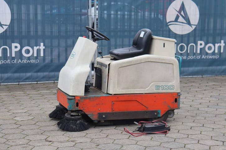 Veiling: Veegmachine Tennant 6100 Elektrisch 2017, Articles professionnels, Machines & Construction | Entretien & Nettoyage, Enlèvement