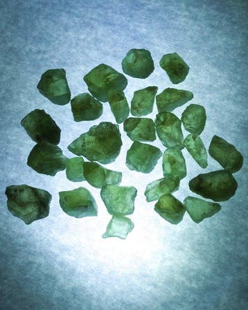 Noorse peridoot Ruwe snijsteen 105 ct - Hoogte: 1 cm -