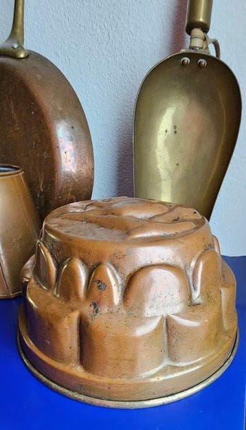 Pot (8) - Cuivre - 8 casseroles en cuivre.