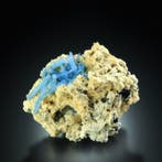 Prachtige beryl-variëteit Aquamarijn met turmalijn schorl op