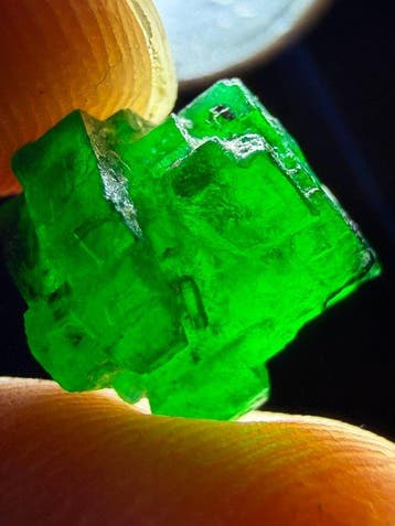 Smaragd Ruwe. 6,00 ct. Topgroene enorme smaragdkristal. 100%, Verzamelen