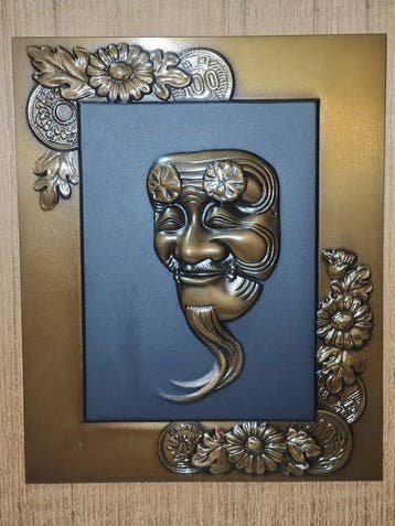 Mask - Okinawaans Noh-mask met metalen reliëfplaquette