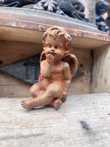 Decoratief ornament - Europa - Zittende engelfiguur
