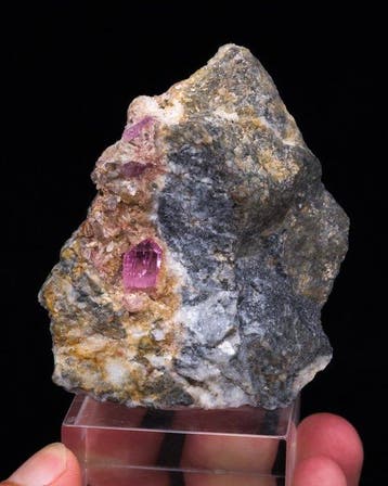Topaze impériale rose néon sur une matrice de marbre -