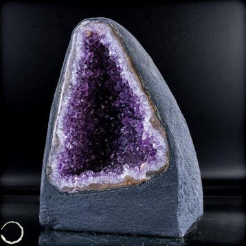 Natuurlijke amethist kristalkathedraal – diepviolette