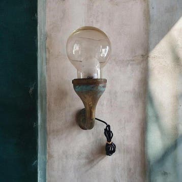 Modernistische wandlamp in brons en glas — Italië, jaren 60