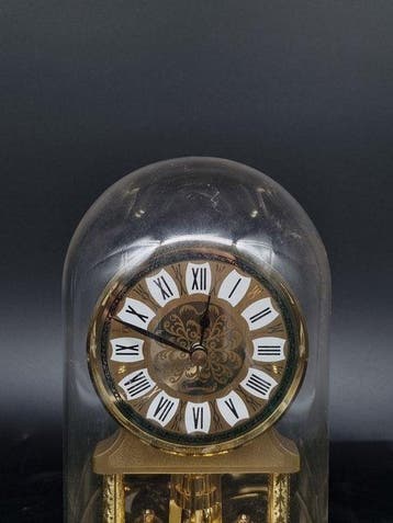 Klok - Kaminuhr mit Drehpendel unter Glasdom – Messingfarben