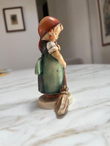 Goebel - sculptuur, Meisje met de bezem - 12 cm - Biscuit, Antiek en Kunst