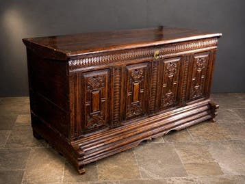 Kist - Eik - Mooie kist met renaissance motieven op de