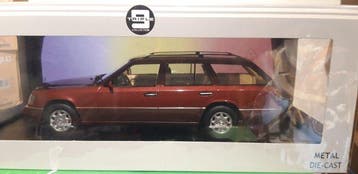 Triple9 1:18 - Modelauto - Mercedes E Class T-Modell S124