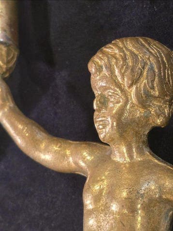 Kaarsenhouder (2) - Verguld brons - Een paar putti in brons
