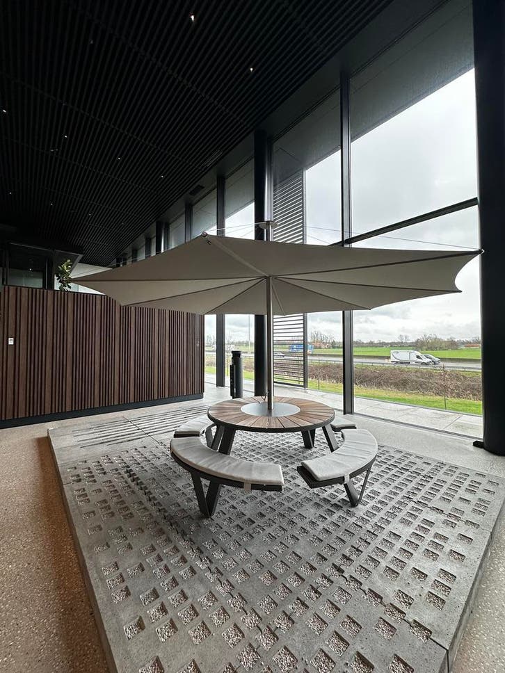 Extremis Pantagruel picknicktafel + Inumbra parasol 400cm, Tuin en Terras, Tuintafels, Rond, Zo goed als nieuw, Metaal