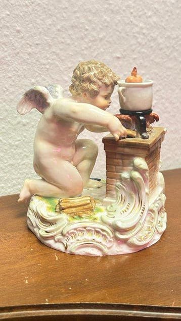 Meissen - Beeldje - Putto am Herd - Biscuit porselein