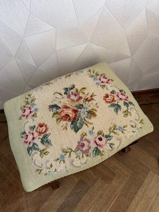 Kruk - Hout, Textiel, Messing - Voetsteun / pianokruk, Antiek en Kunst, Curiosa en Brocante