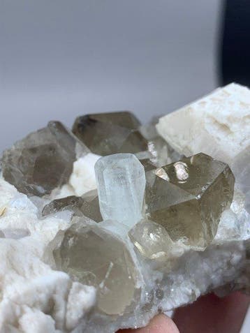 Natuurlijke aquamarijnkristal tussen heldere kwarts op
