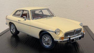 Universal Hobbies 1:18 - Voiture miniature - MG - MGB GT mk1