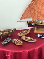 Objets maritimes (7) - vissersbootjes met roeispanen - Bois