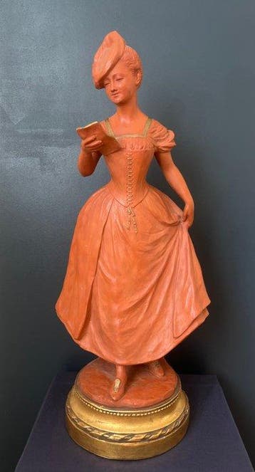 sculptuur, Elegante vrouw met boek - 61 cm - Terracotta
