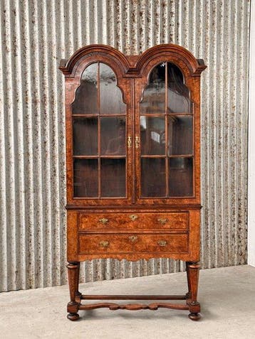 Vitrine - Kruisvoet vitrine, vitrinekast, porseleinkast,