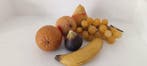 Figuur - Compositie van zes stukken fruit in marmer.