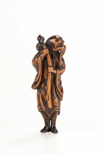 Een fraaie netsuke van boxhout, afgebeeld is een sennin met
