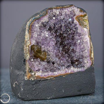 Natuurlijke amethist-kristalkathedraal met calcietkristal
