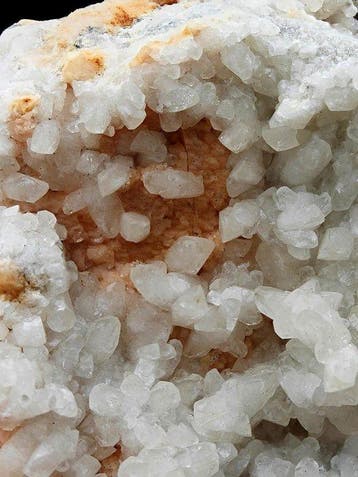 Witte calciet met roze dolomiet, Sardinië Kristallen op