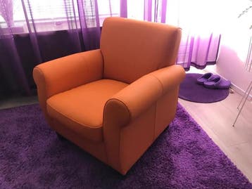 Leren fauteuil met houten poten - oranje leer, Huis en Inrichting, Fauteuils, Ophalen of Verzenden, Nieuw