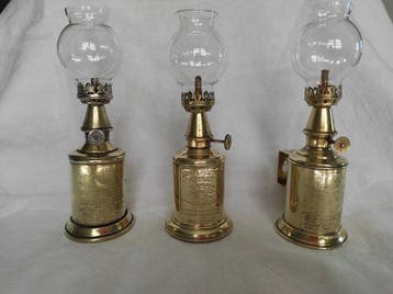 Trois vieilles lampes à huile en laiton français avec de