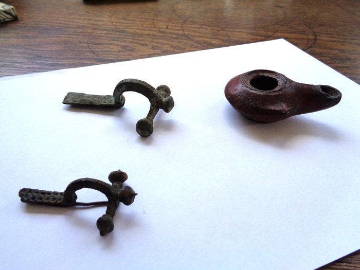 hellénistique (lampe à huile) et romain antique Deux fibules, Antiek en Kunst, Antiek | Overige Antiek